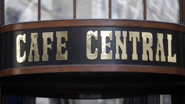 Das Schild „Cafe Central“ über dem Eingang eines Cafés.