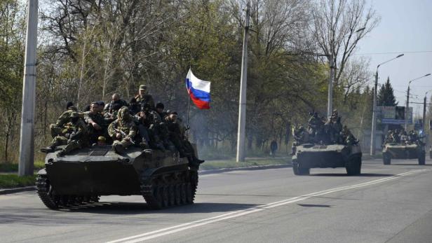 Panzer mit russischer Flagge vor Slawjansk....
