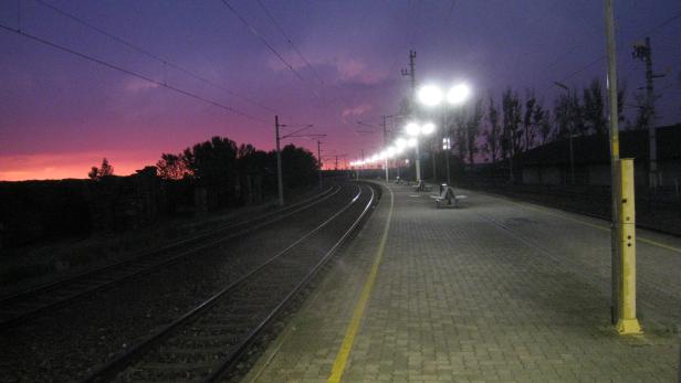 Farbenfrohe Gewitterstimmung auf dem Bahnhof in Wullersdorf