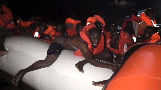 In Schlauchbooten riskieren Afrikaner die gefährliche Überfahrt nach Europa