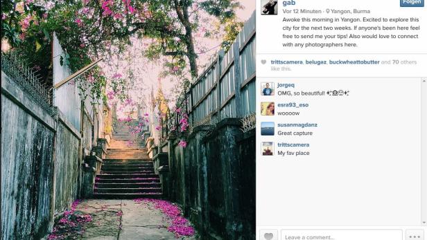 Eine Treppe in Yangon, Burma, geschmückt mit rosa Blüten.