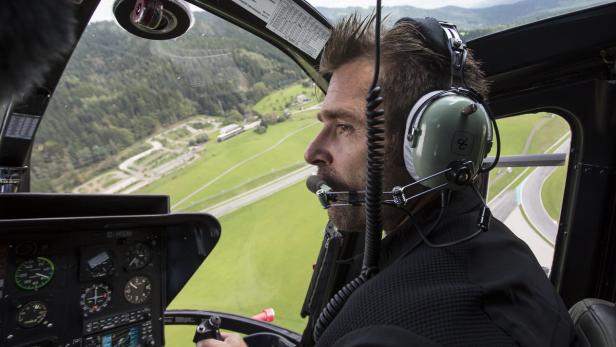 Hannes Arch in einem Helikopter