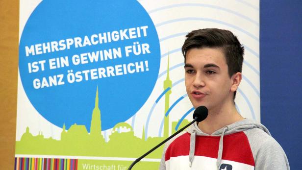 Daniel Mamić (17) aus dem BG Vöcklabruck (OÖ, Serbisch) setzte sich zum Unterthema „Schafft Schule Chancengleichheit?“ kritisch mit der Zentralmatura und den Pannen „unseres geliebten BIFIE“ auseinander.
