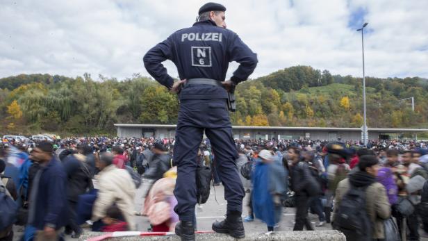 Flüchtlinge überqueren die Slowenisch-Österreichische Grenze bei Spielfeld