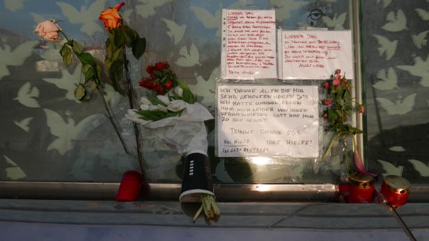 Good bye, Jan! Blumen, Beileid, Trauer, Mitgefühl für den guten Geist von der Friedensbrücke