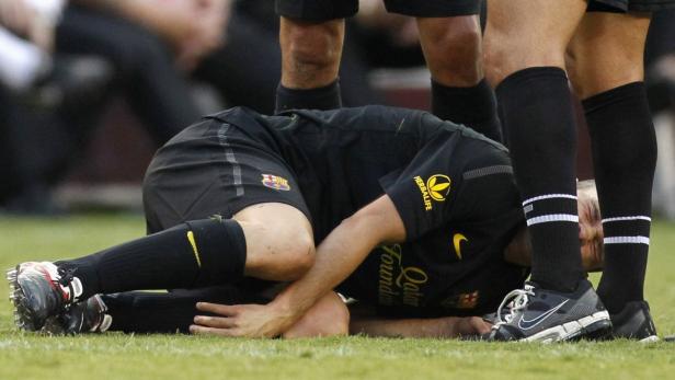 Barcelona&#039;s Andres Iniesta grimaces from an injury during their 2011 Herbalife World Football Challenge soccer match against Manchester United in Landover, Maryland just outside Washington, July 30, 2011. Picture taken July 30, 2011. REUTERS/Hyungwon Kang (UNITED STATES - Tags: SPORT SOCCER)