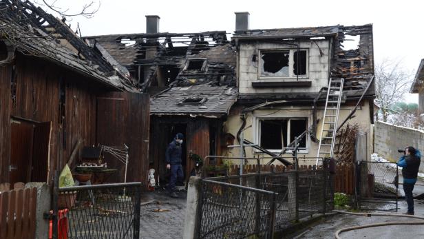 Das Haus wurde durch den Brand schwer beschädigt.