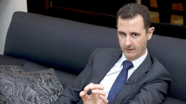epa03749130 A handout picture made available on 17 June 2013 by Syrian Arab News Agency (SANA) shows Syrian President Bashar al-Assad speaking during an interview to the German Frankfurter Allgemeine Zeitung newspaper in Damascus, Syria. EPA/SANA HANDOUT HANDOUT EDITORIAL USE ONLY/NO SALES