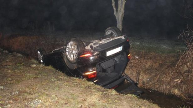 Vollbesetztes Auto stürzte in Bach: Fünf Verletzte