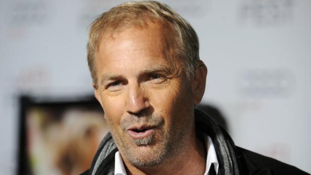 Porträt von Kevin Costner mit grau meliertem Haar und Bart.