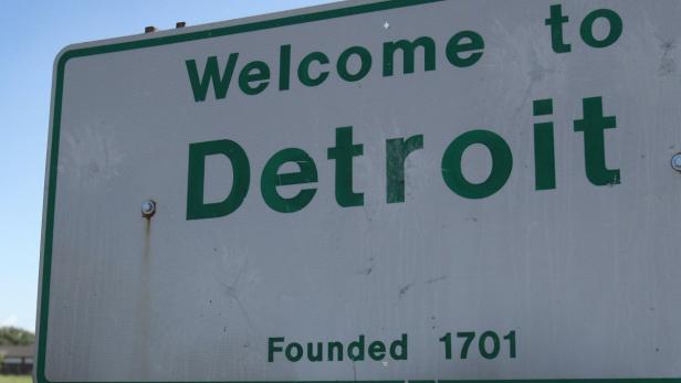 A &#039;Welcome to Detroit&#039; border sign is seen as traffic enters Detroit, Michigan August 3, 2013. Picture taken August 3, 2013. REUTERS/Rebecca Cook (UNITED STATES - Tags: BUSINESS EMPLOYMENT TRANSPORT)