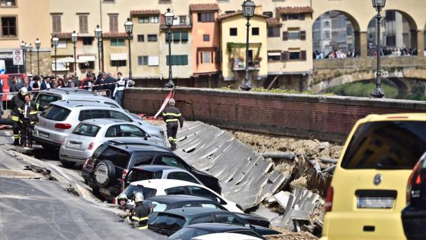 Die eingebrochene Straße verläuft entlang des Flusses Arno.