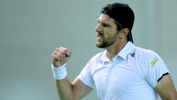 Ein Tennisspieler ballt die Faust und jubelt.