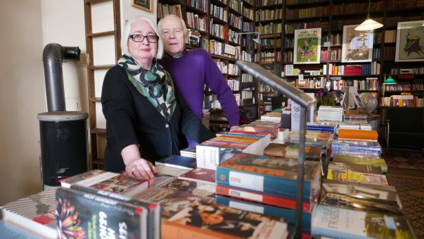 Erfahren, auch als Ehepaar: Die Buchhändler Anna und Klaus Jeller an der Margaretenstraße