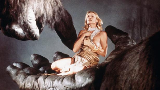 Jessica Lange sitzt in der Hand von King Kong.