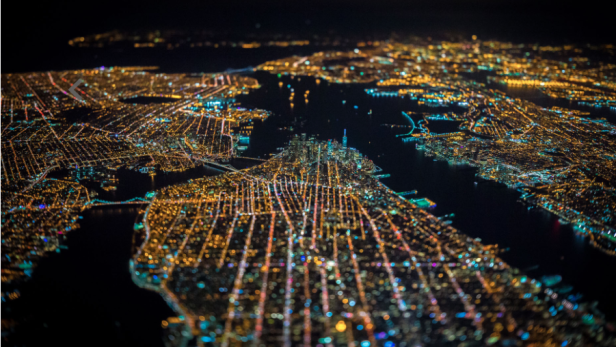 Nachtsicht auf New York City mit hell erleuchteten Straßen.