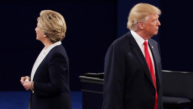 Hillary Clinton und Donald Trump bei der hart geführten zweiten TV-Debatte