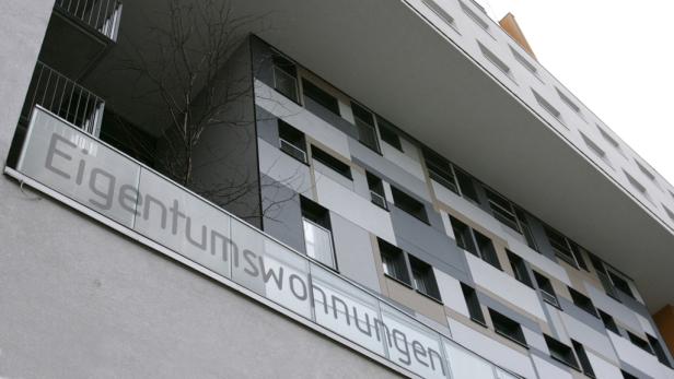 In unserer Eigentumsanlage gab es einen Umlaufbeschluss. Etwa ein Drittel der Eigentümer hat gar nicht abgestimmt, von den anderen waren über 50 Prozent dafür. Gilt das dann als Mehrheit? Die Einstimmigkeit oder Mehrheit muss anhand aller Wohnungseigentümer der Liegenschaft berechnet werden, nicht nur anhand der bei einer Eigentümerversammlung anwesenden Wohnungseigentümer oder anhand der Eigentümer, die einen schriftlichen Umlaufbeschluss zurücksenden. Ein Beschluss, der eine einfache Mehrheit erfordert, kann also auch dann nicht zustande kommen, wenn zwar alle sich beteiligenden Wohnungseigentümer dafür gestimmt, aber weniger als die Hälfte der Wohnungseigentümer – gerechnet nach Miteigentumsanteilen – an der Abstimmung teilgenommen haben. Soll daher beispielsweise eine Veränderung an allgemeinen Teilen der Liegenschaft beschlossen werden, muss die Mehrheit nach Miteigentumsanteilen für diese Änderung stimmen.