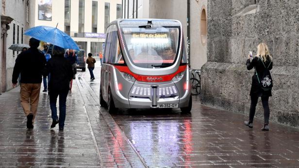 ABD0057_20161019 - SALZBURG - ÖSTERREICH: Präsentation des ersten, selbstfahrenden Busses in Österreich am Mittwoch, 19. Oktober 2016, in Salzburg. - FOTO: APA/BARBARA GINDL