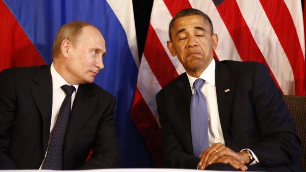 File photo of U.S. President Barack Obama (R) meeting with Russia&#039;s President Vladimir Putin in Los Cabos, Mexico, June 18, 2012. Obama cancelled a meeting with Putin planned for next month in Moscow over frustration with Russia&#039;s asylum for fugitive intelligence contractor Edward Snowden, the White House said August 7, 2013. REUTERS/Jason Reed/Files (MEXICO - Tags: POLITICS)