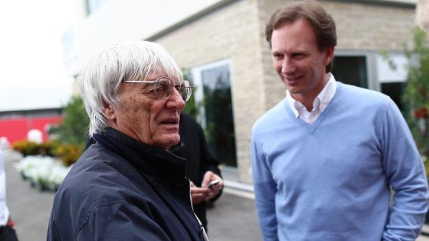 Bernie Ecclestone und Christian Horner unterhalten sich.