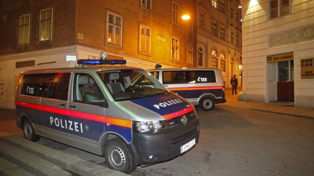 Für die Gedenkveranstaltung im Stadttempel in der Wiener Innenstadt riegelte die Polizei Sonntagabend die Straße ab.