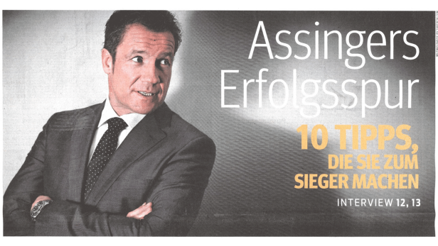 Ein Mann im Anzug vor dem Titel „Assingers Erfolgsspur“.