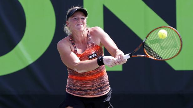 Eine Tennisspielerin schlägt einen Ball während eines Matches.
