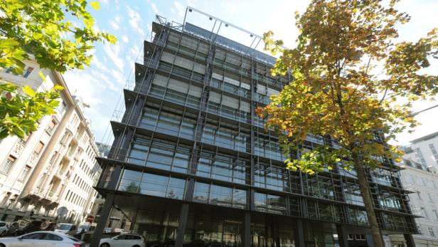 GEBÄUDE VORDERE ZOLLAMTSSTRASSE 13 Ein modernes Bürogebäude mit Glasfassade und einem Baum im Vordergrund.