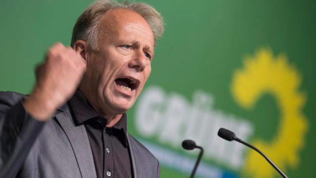 Der Spitzenkandidat der Grünen im Bundestagswahlkampf, Jürgen Trittin, spricht am 15.06.2013 in Hamm (Nordrhein-Westfalen) auf dem Landesparteitag. Bei dem Landesparteitag wollen die nordrhein-westfälischen Grünen sich am Wochenende für die Bundestagswahl aufstellen. Foto: Ralph Sondermann/dpa +++(c) dpa - Bildfunk+++