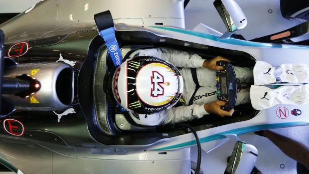 Beengter Arbeitsplatz: Lewis Hamilton in seinem Mercedes-Cockpit.