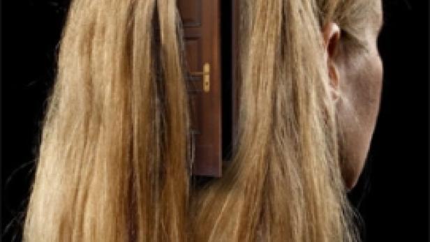 Eine Hintertür ist in das blonde Haar einer Frau eingelassen.