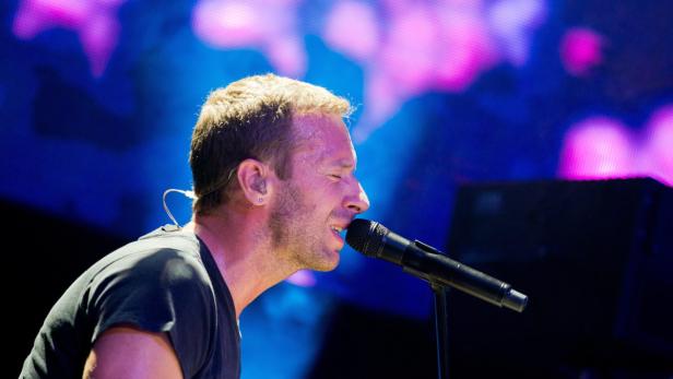 epa04180186 Chris Martin, singer of British band Coldplay performs on stage at E-Werk in Cologne, Germany, 25 April 2014. The tour started in Germany and will follow five more different cities in the world marking the release of their new album &#039;Ghost Stories&#039;. EPA/Rolf Vennenbernd