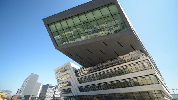 Die Bibliothek und das Lernzentrum der Wirtschaftsuniversität Wien von unten gesehen.