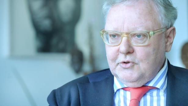 Ein Mann mit Brille, Anzug und Krawatte spricht.