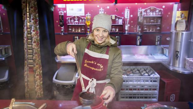 Für die Punschtrinker: Eva Voraberger schenkt auch vor Weihnachten ordentlich ein