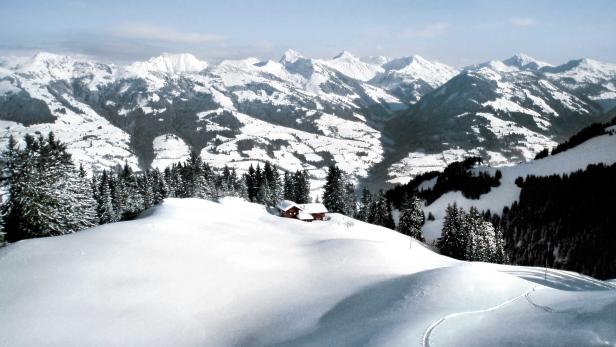 ... Wandern durch die verschneite Winterwelt der Tiroler Berge.