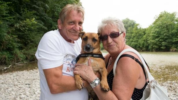 Willibald Pöschl und Gisela Mayrhauser mit Hund „Chipsi“.