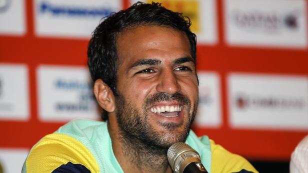 Cesc Fàbregas lächelt in ein Mikrofon.