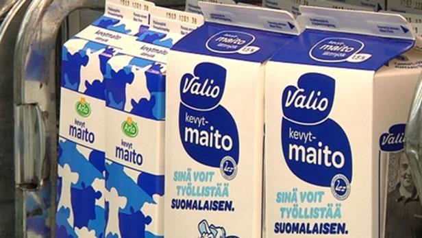 Mehrere Packungen fettarme Milch der Marken Valio und Arla stehen im Regal.