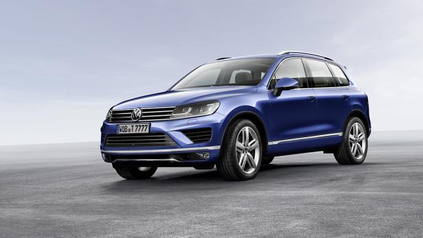 Ein blauer VW Touareg steht auf einer grauen Fläche.