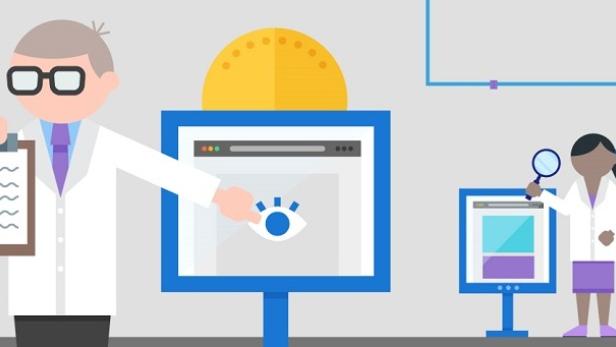 Zwei Personen im Laborkittel untersuchen Webseiten auf Bildschirmen.