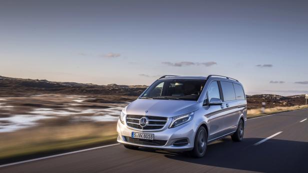Ein silberner Mercedes-Benz V-Klasse fährt auf einer Landstraße.