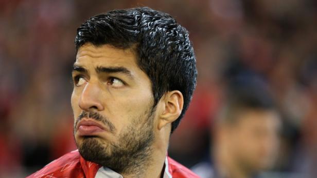 Luis Suárez blickt mit zusammengepressten Lippen nach oben.