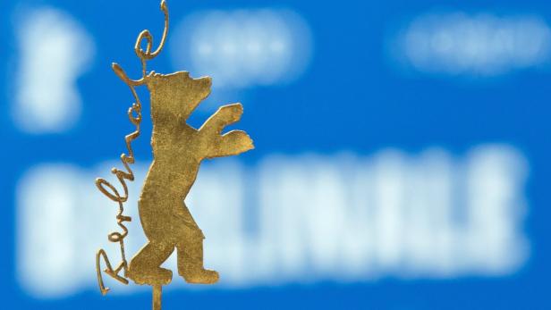 Die goldene Berlinale-Statue vor blauem Himmel.