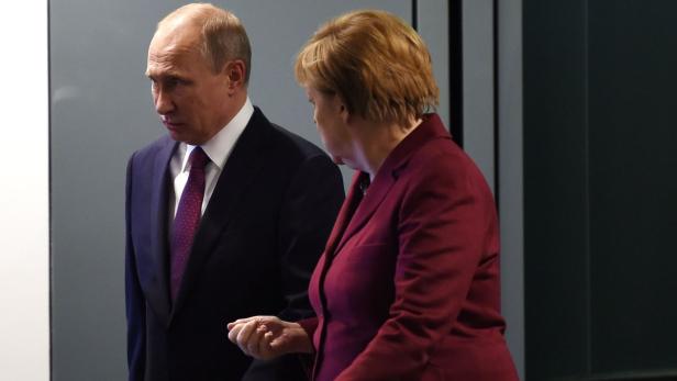 Angela Merkel und Putin zu Beginn des Treffens