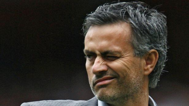 José Mourinho blinzelt in die Kamera.
