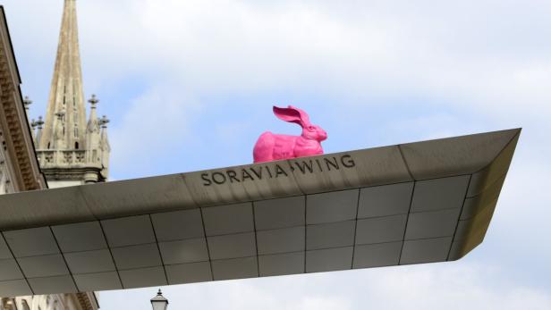 Ein pinkfarbener Hase steht auf dem „SORAVIA WING“ Gebäude.