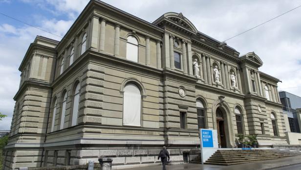 Das Kunstmuseum Bern mit einem Besucher im Vordergrund.