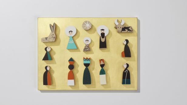 Alexander Girard organisierte 1962/63 die Ausstellung „The Nativity“. Im Zuge dessen entwarf er eine Weihnachtskrippe, das gleichnamige Modell aus Blattgold ist nun wieder limitiert erhältlich. Von Vitra um € 689,– Schottenring 12, 1010 Wien, Tel. 01/405 75 14,